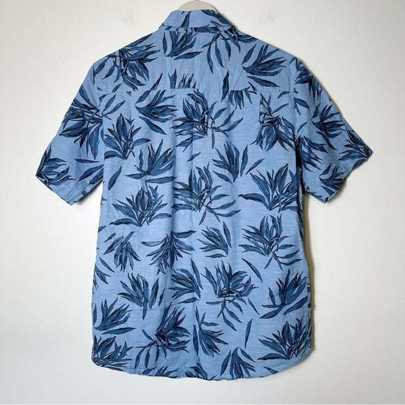 Travis Mathew Short Sleeve Button Up Shirt Medium Blue Tropical Leaf Print Golf - Picture 2 of 10